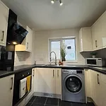 Olive House Long Stays Sleeps 8 Free Parking