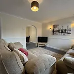 Olive House Long Stays Sleeps 8 Free Parking