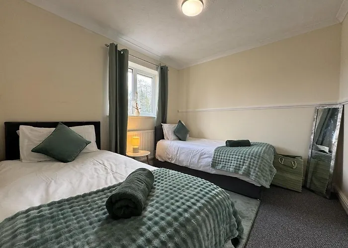 Olive House Long Stays Sleeps 8 Free Parking