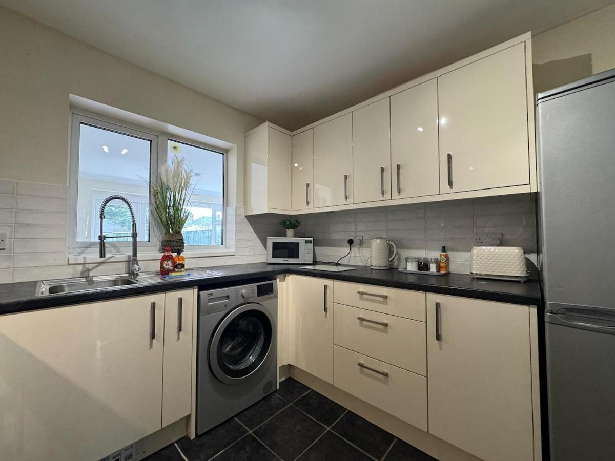 Olive House Long Sleeps 8 Free Parking Holiday home