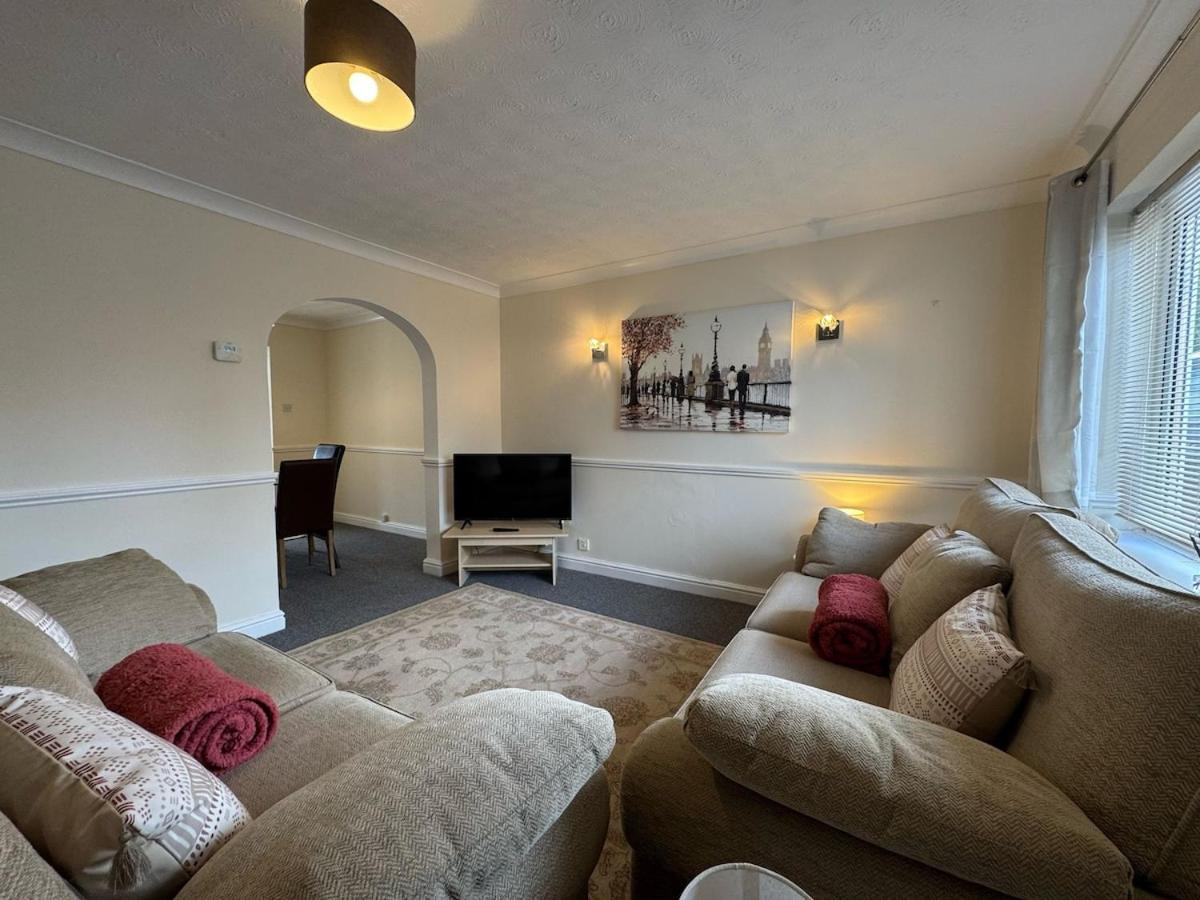 Olive House Long Sleeps 8 Free Parking Holiday home *