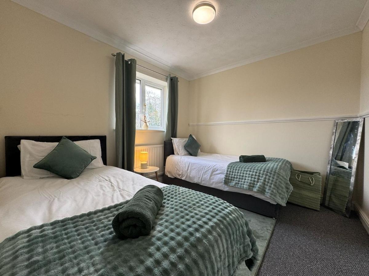 Olive House Long Sleeps 8 Free Parking Holiday home Swindon