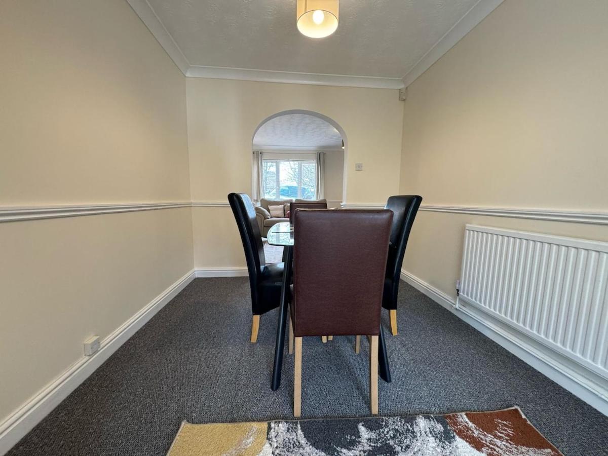 Olive House Long Sleeps 8 Free Parking Holiday home