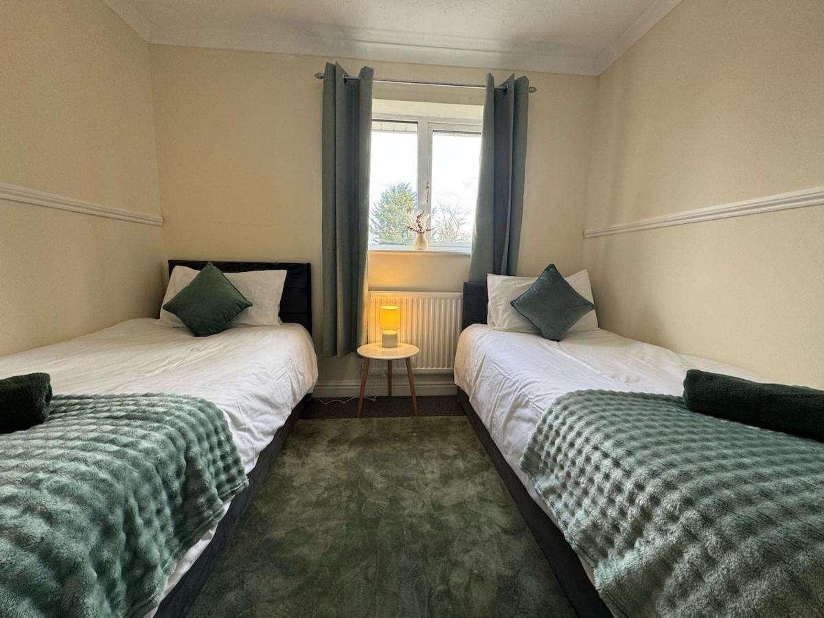 Olive House Long Sleeps 8 Free Parking Holiday home *