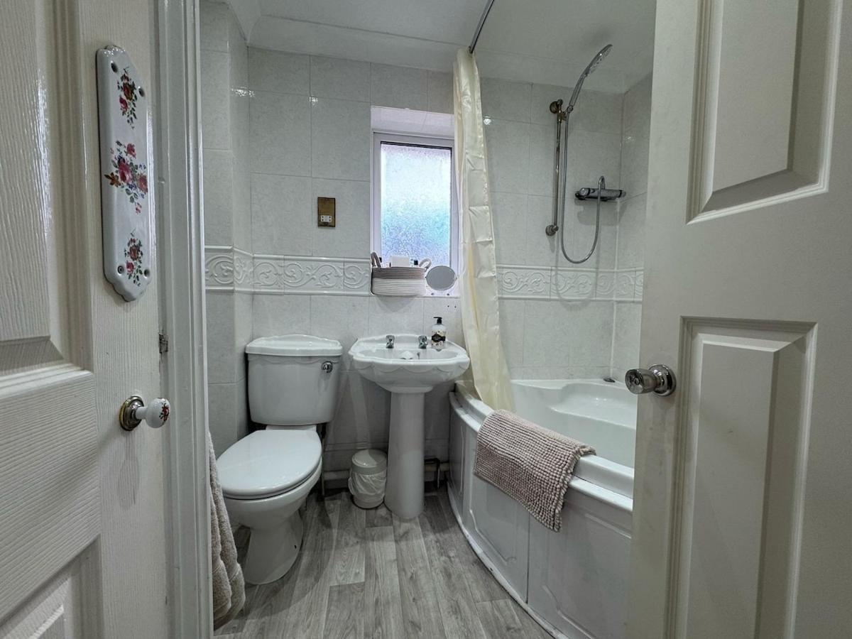 Olive House Long Sleeps 8 Free Parking *